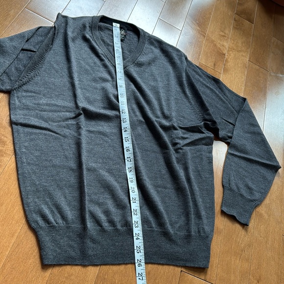 NWOT Jos A Bank Gray Merino Wool Sweater in Medium - Picture 3 of 4